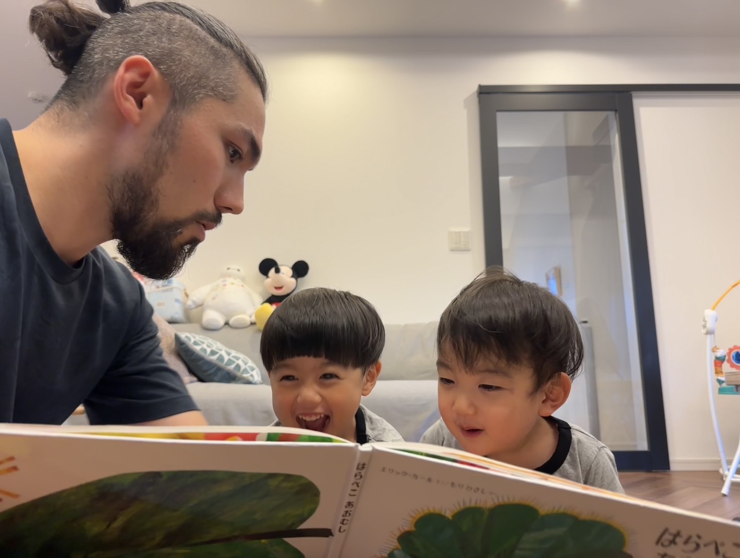 スタッフがお子様に絵本を読み聞かせている様子